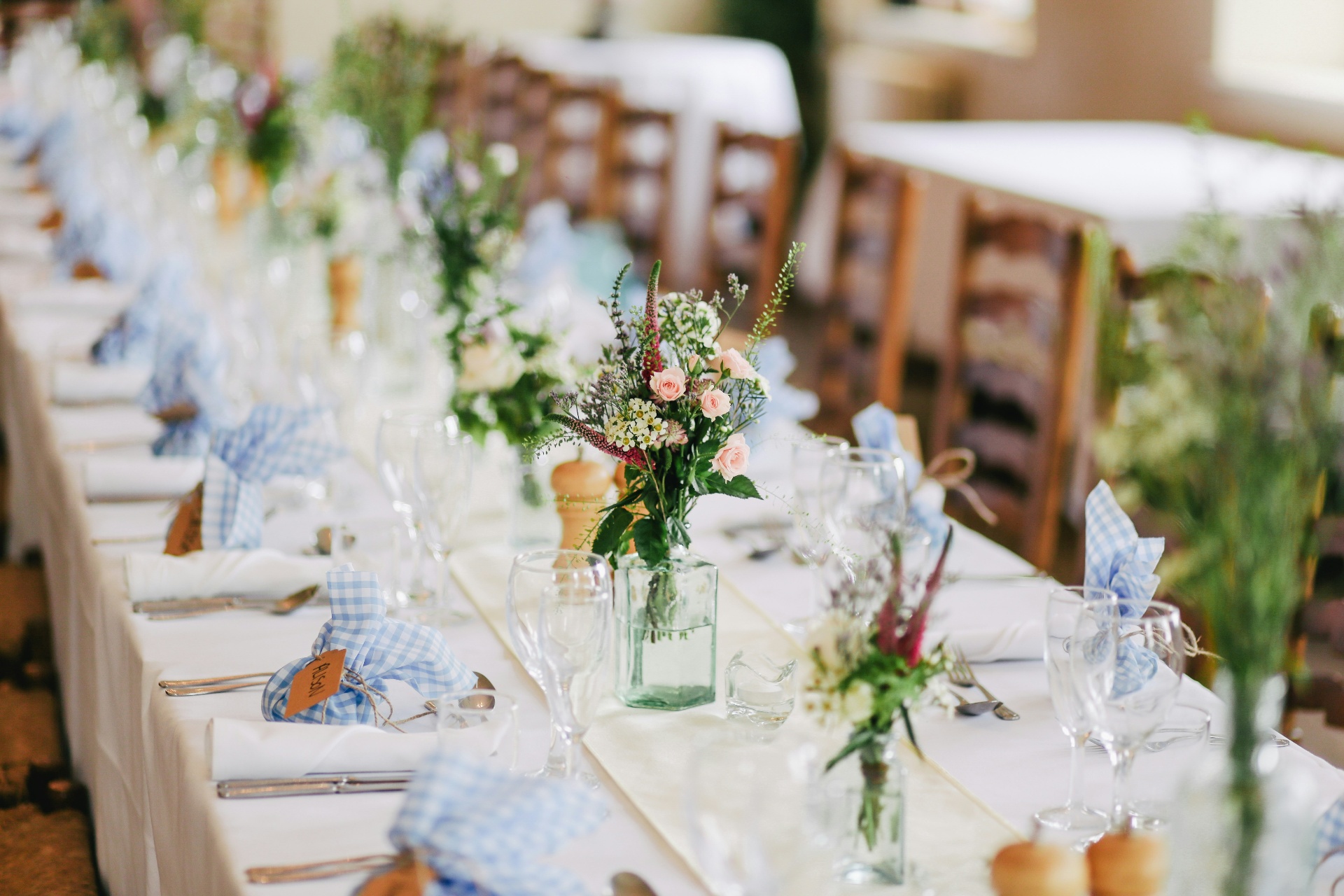 Elegant wedding table setting with flowers